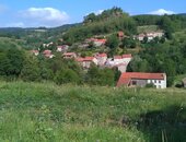 Pour découvrir le village féodal de Cereix et les vestiges du Château. Au loin sur la crête, le rocher où se trouvait le château. Vue d’une partie du village de Cereix.